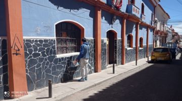 Las paredes de varios edificios ayer por la mañana.