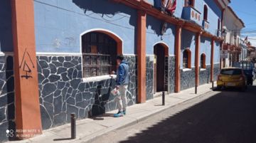 Las paredes de varios edificios ayer por la mañana.