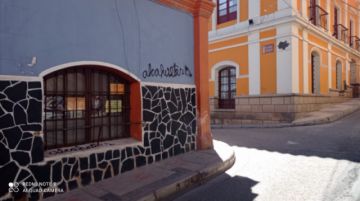Las paredes de varios edificios ayer por la mañana.