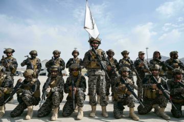 Los talibanes desfilan triunfales en el aeropuerto de Kabul tras la retirada de EEUU