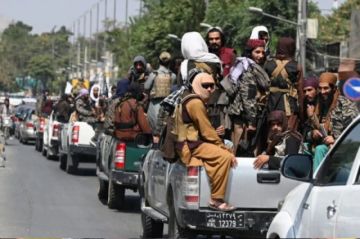 Talibanes preparan el gobierno de Afganistán y mujeres realizan inusual protesta