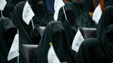 Centenares de afganas completamente cubiertas con un velo negro apoyan a talibanes en Kabul