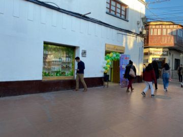 Esta droguería se encuentra ubicada en el pasaje Boulevard esquina Linares y los horarios de atención son de 8:30 a 13:00 y de 15:00 a 20:00 de lunes a sábado.