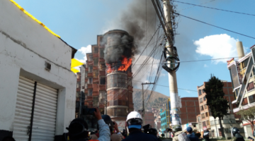 Dueño denuncia que a su departamento entraron cinco granadas de gas y eso provocó el incendio
