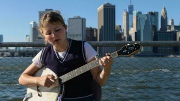 Nora Brown, la niña prodigio del banyo que trae historias de los Apalaches