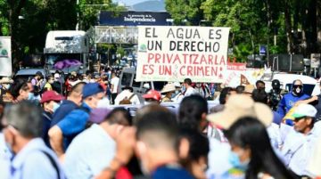 Salvadoreños marchan contra políticas de gobierno de Bukele