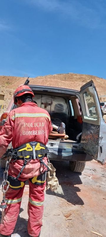 Los tres vehículos de la Unidad de Bomberos y todo el personal se constituyeron a la cooperativa Rosario Candelaria 70.