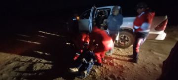 Personal de la Unidad de Bomberos auxiliaron a dos trabajadores mineros del yacimiento Tres Amigos.