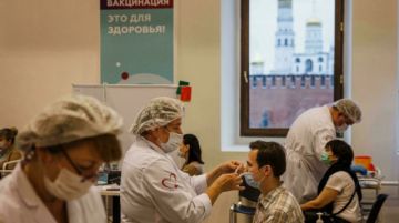 El Kremlin culpa a los rusos por su fallida campaña de vacunación