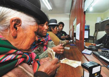 El BID aprueba préstamo de $us 500 millones para financiar parte del Bono Contra el Hambre y la Renta Dignidad