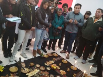 Elementos de una mesa de difuntos en el mundo andino.
