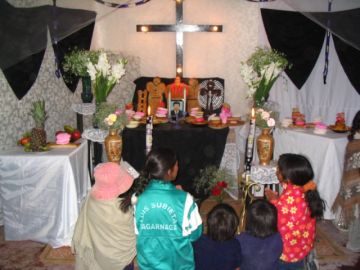 Niños cantores en una tumba en la Villa Imperial.