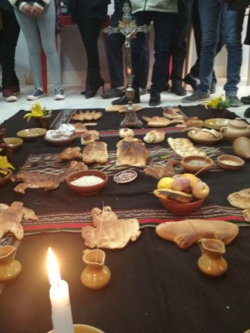 Elementos de una mesa de difuntos en el mundo andino.