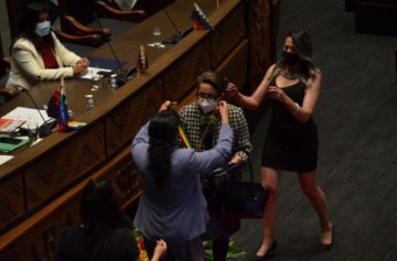 Senado condecora a la primera aviadora