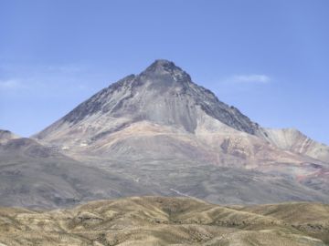 El pueblo más cercano a este majestuoso cerro es Santa Bárbara, una población ubicada a 4800 metros sobre el nivel del mar. 