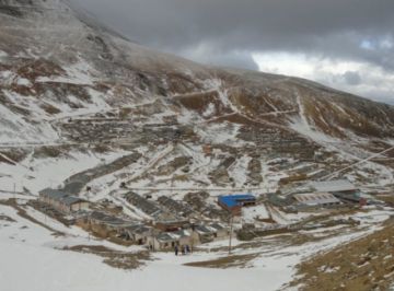 El pueblo más cercano a este majestuoso cerro es Santa Bárbara, una población ubicada a 4800 metros sobre el nivel del mar. 