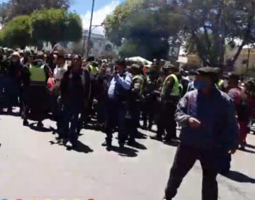Oficialistas toman control de la plaza 10 de Noviembre