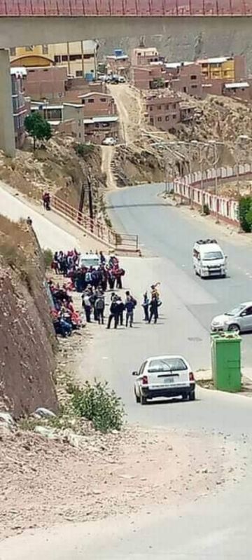 Un grupo de comunarios ingresó por la garita San Antonio
