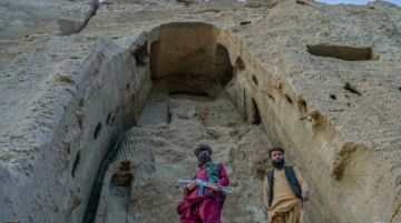 Los talibanes sustituyen en Bamiyán la estatua de un exdirigente Hazara por un Corán