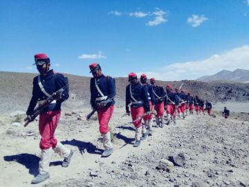 Representación del ejército chileno por soldados bolivianos, marzo de 2018.