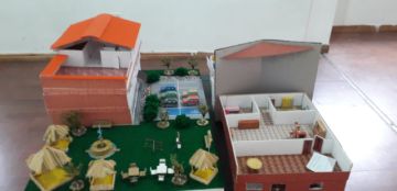 Los cuadros y maquetas fueron trabajados por los escolares a los largo del año.