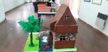 Los cuadros y maquetas fueron trabajados por los escolares a los largo del año.