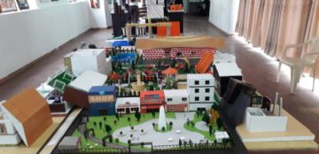 Los cuadros y maquetas fueron trabajados por los escolares a los largo del año.