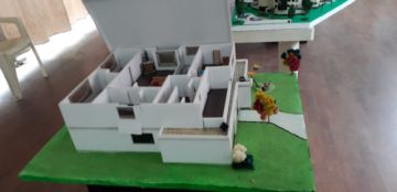 Los cuadros y maquetas fueron trabajados por los escolares a los largo del año.