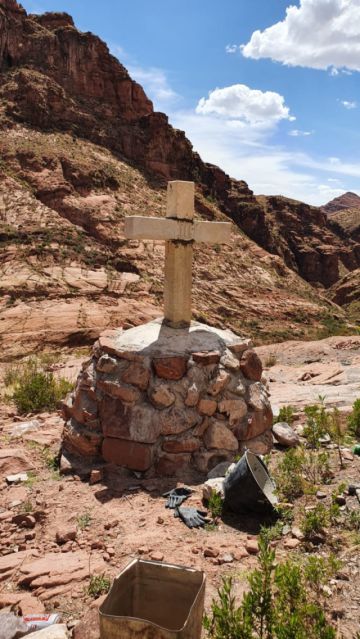 El encargado de tallar las cruces fue Paulino Méndez, quien también talló el cristo de piedra.