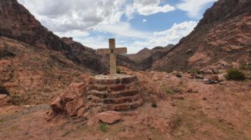 El encargado de tallar las cruces fue Paulino Méndez, quien también talló el cristo de piedra.