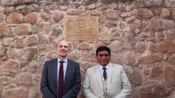 El alcalde de Potosí, Jhonny Llally, ofreció un almuerzo al embajador de España en Bolivia, Javier Gassó