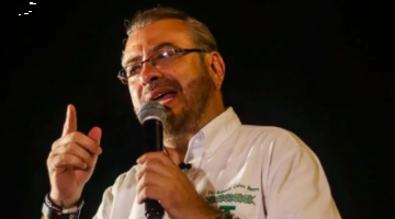 Auza tilda de "criminal" paro anunciado por médicos en defensa de Calvo y advierte con sanciones