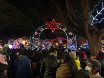 Encendido de la iluminación navideña acompañado de fuegos artificiales