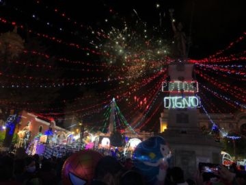 Encendido de la iluminación navideña acompañado de fuegos artificiales