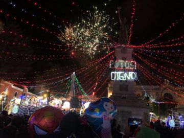 Encendido de la iluminación navideña acompañado de fuegos artificiales