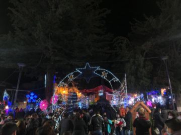 Encendido de la iluminación navideña acompañado de fuegos artificiales