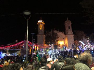 Encendido de la iluminación navideña acompañado de fuegos artificiales