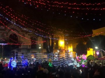 Encendido de la iluminación navideña acompañado de fuegos artificiales