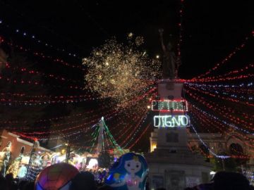Encendido de la iluminación navideña acompañado de fuegos artificiales