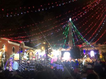 Encendido de la iluminación navideña acompañado de fuegos artificiales