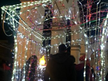 Encendido de la iluminación navideña acompañado de fuegos artificiales