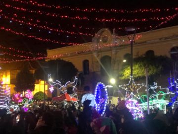 Encendido de la iluminación navideña acompañado de fuegos artificiales