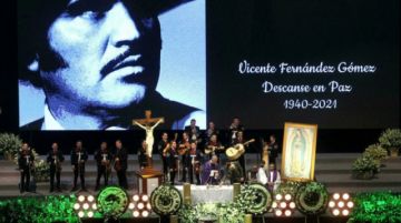 Como a un ‘ídolo del pueblo’, despiden en México a Vicente Fernández
