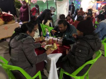 Hubo variosasistentes que ofrecieron picana y chocolate caliente.