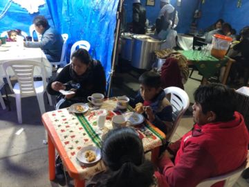 Hubo variosasistentes que ofrecieron picana y chocolate caliente.