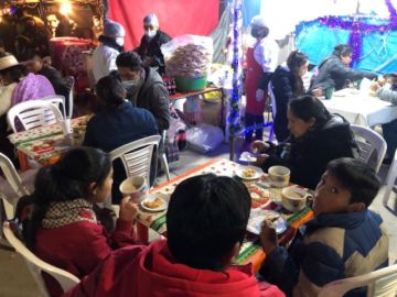 Hubo variosasistentes que ofrecieron picana y chocolate caliente.