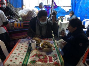 Hubo variosasistentes que ofrecieron picana y chocolate caliente.