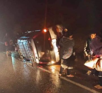Afortunadamente no hubo personas heridas pero si daños considerables en el vehículo de transporte de pasajeros.