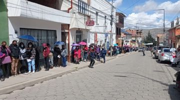 Continúan las filas para vacunarse en la Villa Imperial