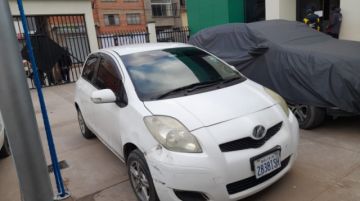 El auto blanco en el que estaban los atacantes.